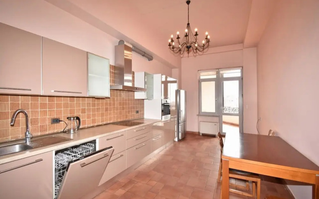 Spacious Apartment by Luxe Group TT606