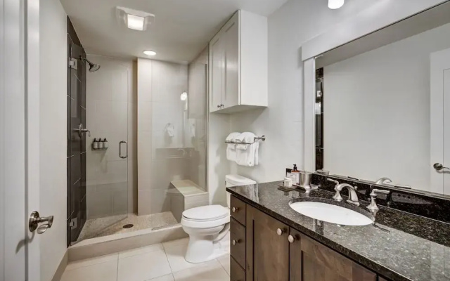 Spacious 4 Bedroom  Steps From Winter Activities Condo by RedAwning