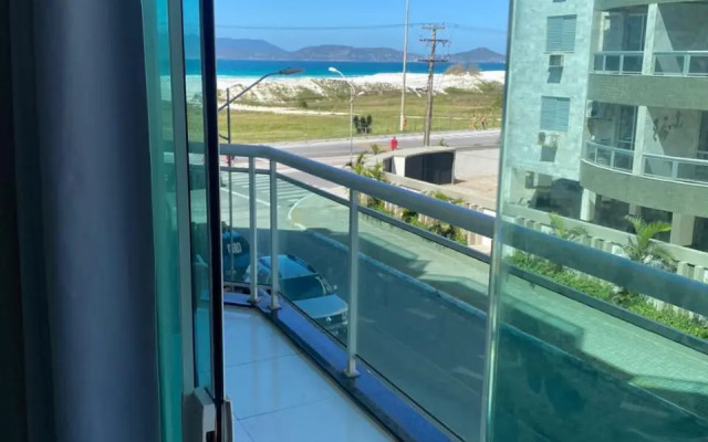 Apto 2 quartos com AR Cond, prédio frente p/ praia