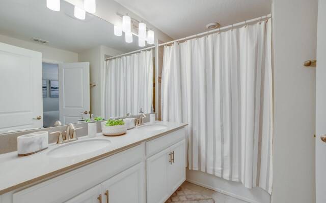 4 Bedroom Town Home with Pool