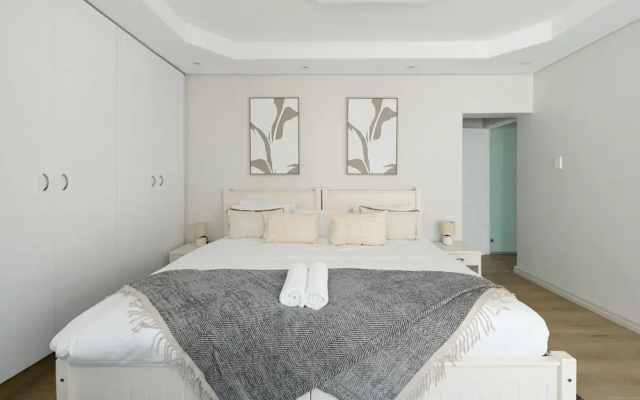 Spacious 3 Bed Apartment Sea Point Ocean Views