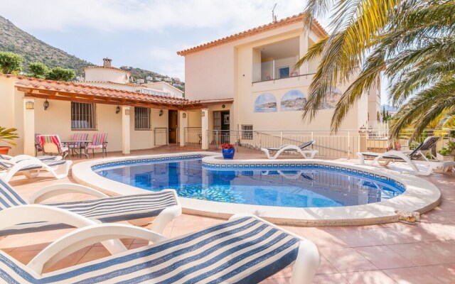 Fantastic Large Holiday Home With Pool For 8 People In Rosas