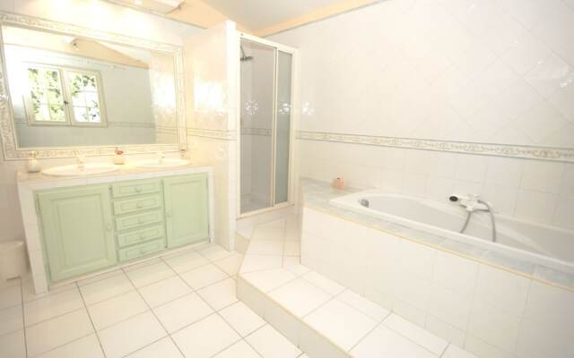 Holiday Home in Le Thor With Private Pool