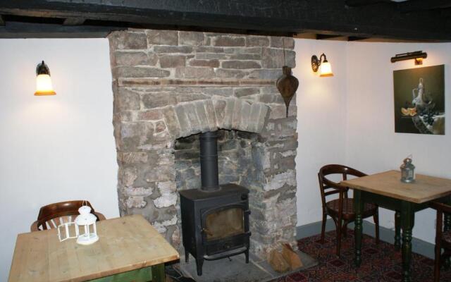 Old Black Lion