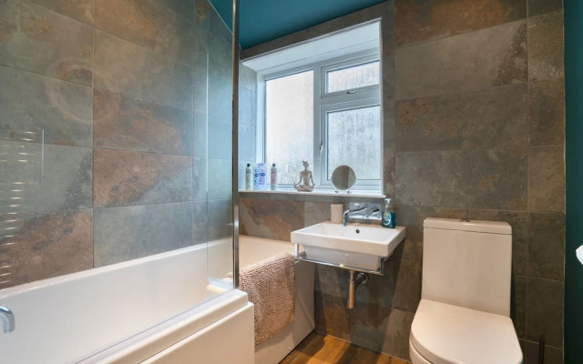 Large-2 Bed House-free Parking
