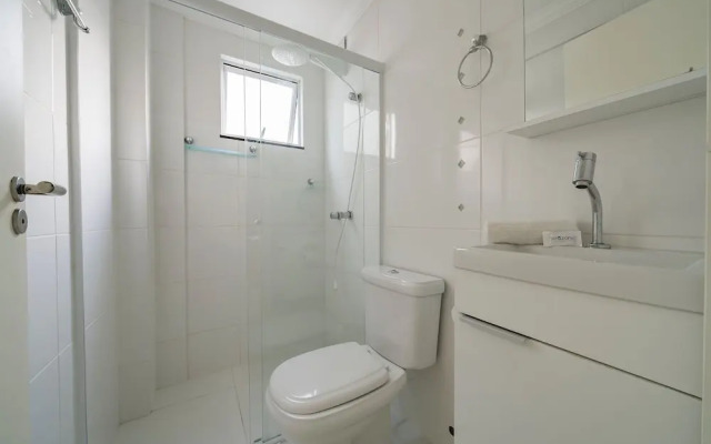 2-bed Apt w/ BBQ - Downtown Bombinhas Caa103