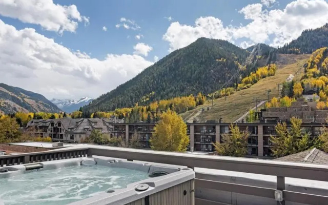 Independence Square 308 Top Floor Hotel Room with Ideal Downtown Location