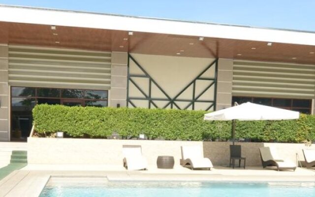 Holiday Suites Hotel & Resort