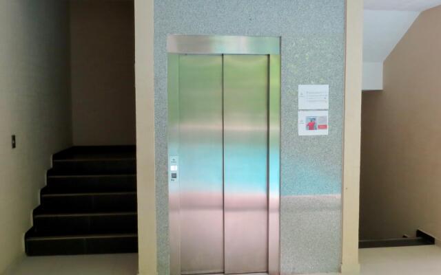 Palmarena Rooms and Residences - Long Stay Comfort with Parking, Sauna, Gym and Pool (Steps from 5th Avenue)