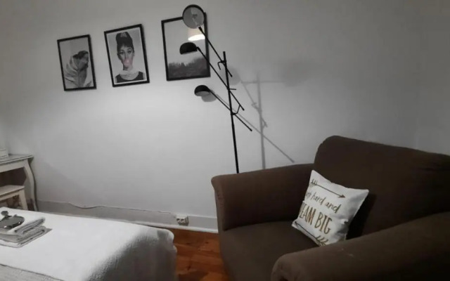 Sunny Terrace Apt, Close to Downtown! 2 Bedroom Flat