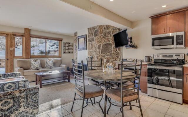 Laurelwood Condominiums Studio Premier Unit 301