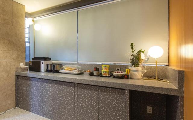 Brown Dot Gijang Yeonhwari