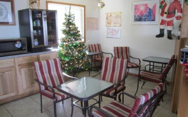 Going-To-The-Sun Inn & Suites