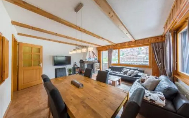 Les Ecluses 15 in front of ski lift swimming pool