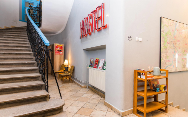 2B Hostel & Rooms