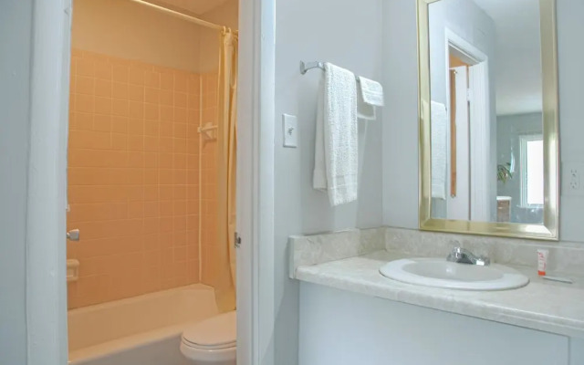 Hotel Calhoun by Oyo