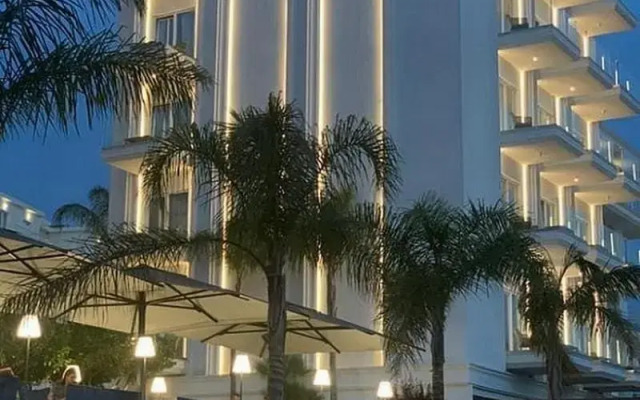 Demi Hotel