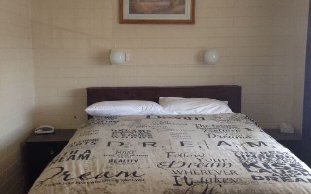 Ashton Townhouse Motel & Suites