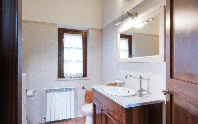 Refreshing Holiday Home in Casole D'elsa With Swimming Pool