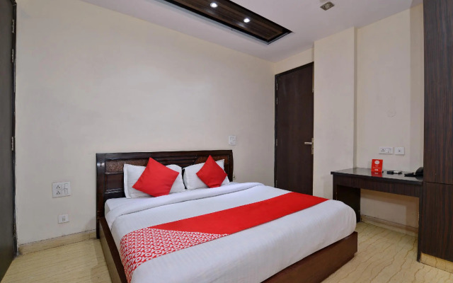 OYO 466 Hotel Lotus B&B