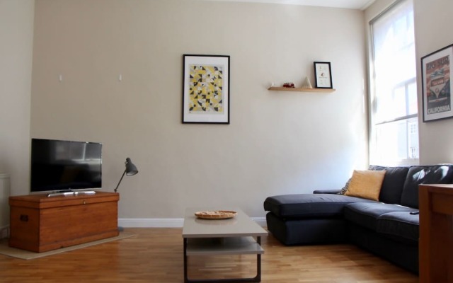 Bright And Spacious Flat Near City Centre