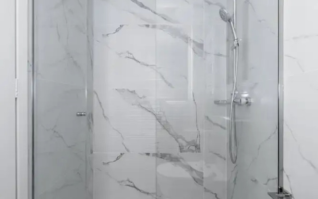 Spacious & Stylish Athens Apartment - Walk To Metro