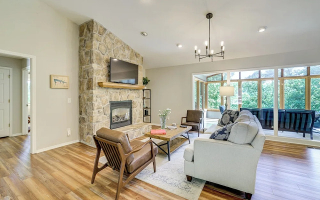 The Bella Vista Lakeside Treehouse: Dock & Kayaks!