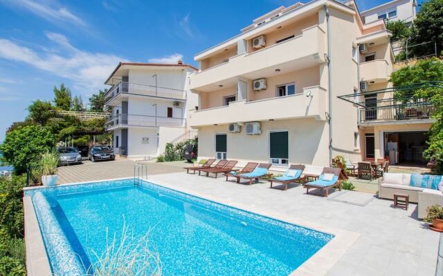 Charming Seaside Apartment