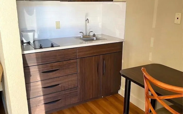 Stratford House Inn and Suites