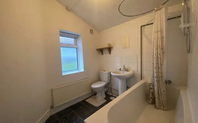 Lena St - 3 Bedroom House - Sleeps 6 - Wifi
