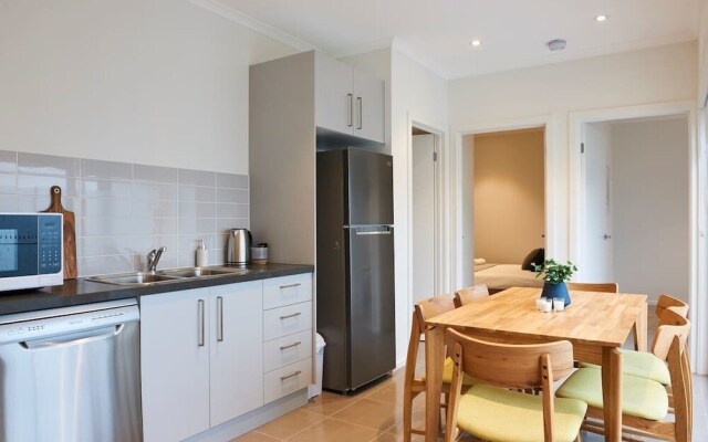 Open and Flowy 1 Bedroom Apartment in Chadstone