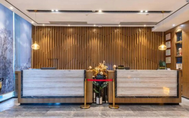 Qianmen Holiday Inn (Zhuhai City Rail Mingzhu Station)