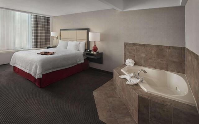 Hampton Inn & Suites Milwaukee Downtown