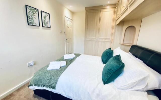 Comfortable Manchester House with Conservatory & Parking