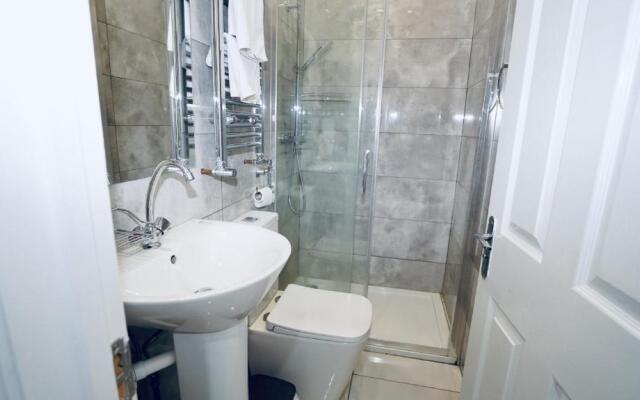 Luxury Apt Close To Ilford Station - Free Parking