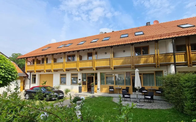 Hotel am Hachinger Bach by Blattl
