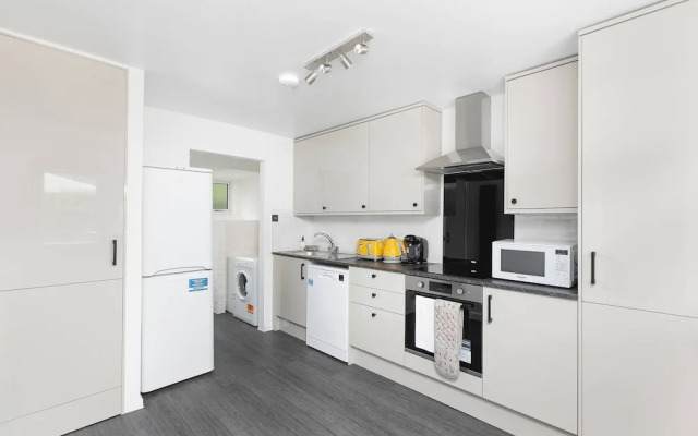 Skyvillion - Lush 2 Bed Hydean Way House & Garden