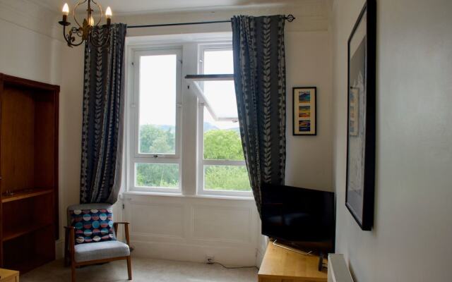 2 Bedroom Seaside Flat With Scenic Views