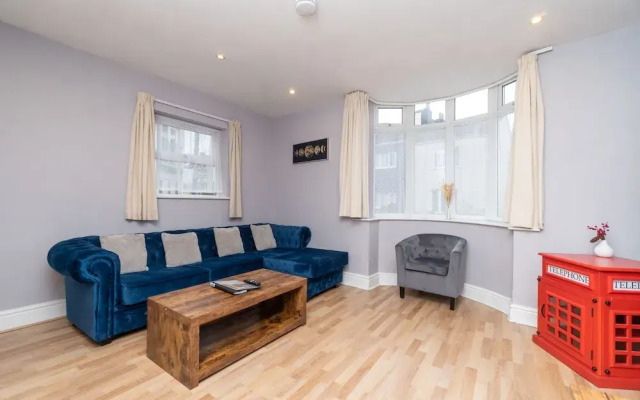 Spacious 2 Bed Southville Flat Near Harbourside