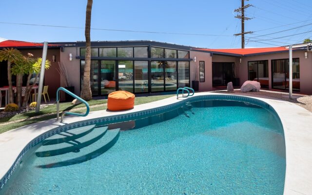Modern Desert Oasis