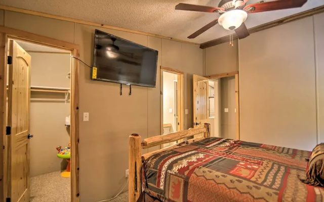 Broken Bow Oasis: Hot Tub, Fire Pit & Patio
