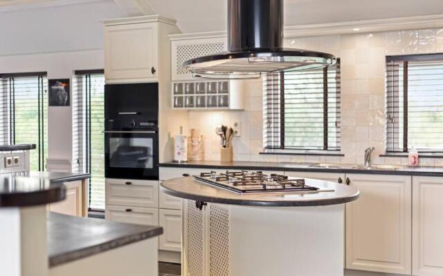 Unieke Villa met XXL JACUZZI max 16 personen