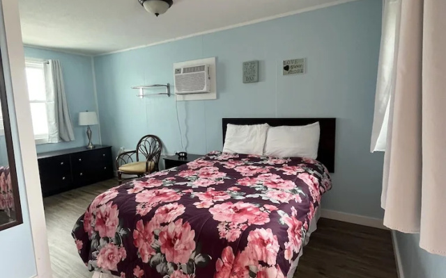 Pete's Lakefront Motel