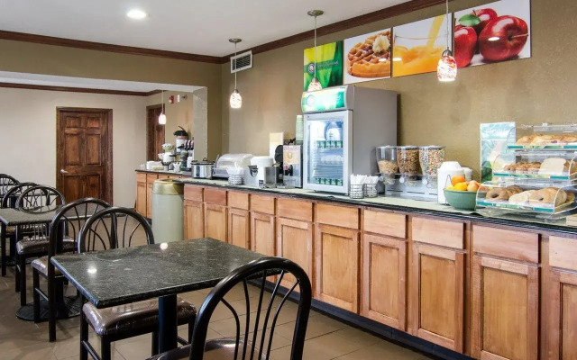 Quality Inn Merriam - Kansas City