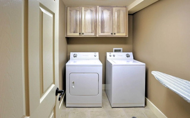 Beautiful Central Fayetteville Townhome w/ Views!