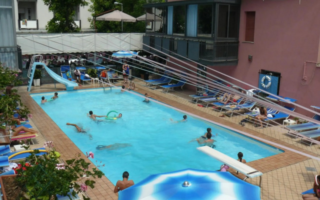 Hotel 2000