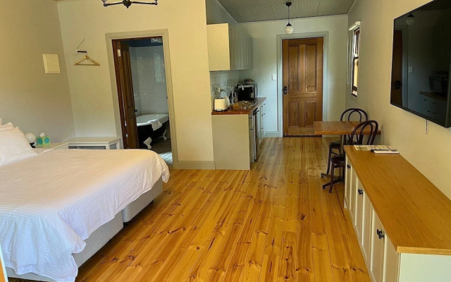 Tread Lightly Cabins – Guest Rooms – Adelaide