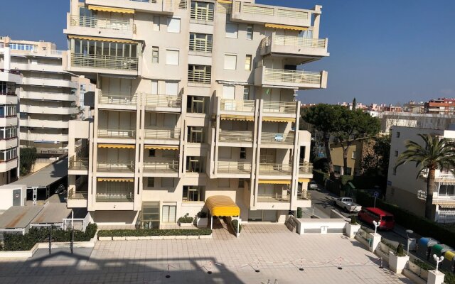 T&H Novelty 415 Family Apartment