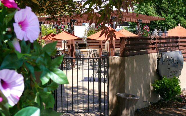 Rogue Regency Inn and Suites