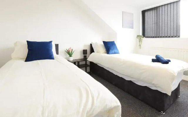 House-sleeps8-parking-garden